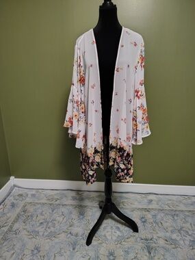 Torrid NWT 1X 2X Ivory Floral Sheer Kimono Duster Circle Bell Sleeve Boho